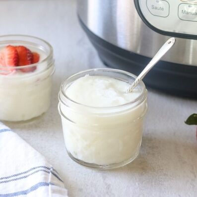 Mit Nüssen gemahlener Joghurt stärkt die Erektion des Mannes